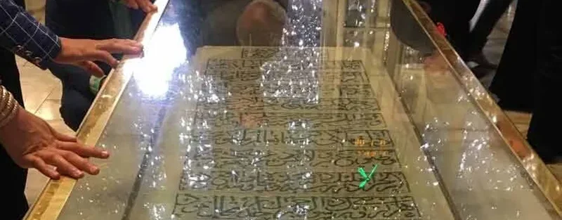 شیشه روی سنگ قبر