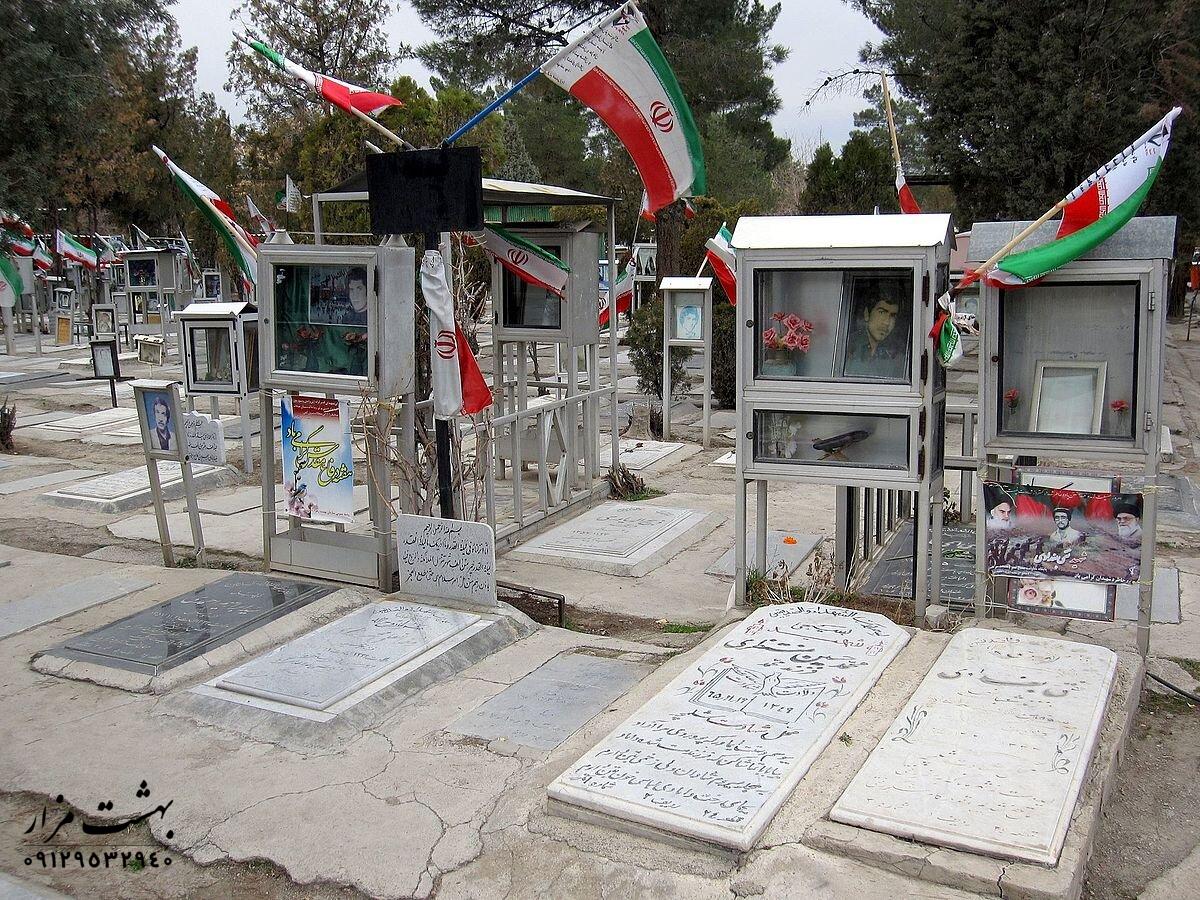 سنگ قبر برای شهدا
