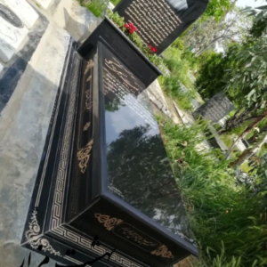 سنگ قبر مشکی با قاب هندسی برجسته و طرح طلایی | کد B006