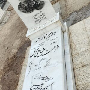سنگ قبر قاب‌دار با تاج گل‌برجسته | کد K003