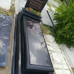 سنگ قبر مشکی طرح کلاسیک با قاب برجسته و تاج کتیبه‌دار | کد S004