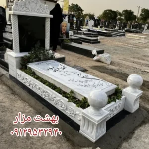 سنگ مزار باغچه‌دار با تاج منبت و ستون‌های برجسته | کد SJ006