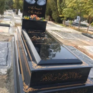 سنگ قبر مشکی با تاج هلالی و قاب گل‌دار برجسته | کد B005