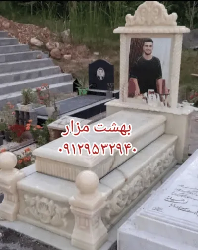 سنگ قبر مرمر با قاب عکس تاجدار و طرح برجسته | کد M020
