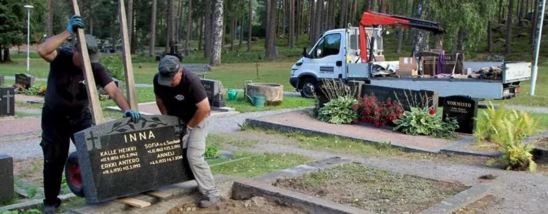 بررسی سنگ قبر هنگام تحویل